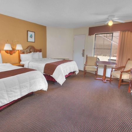 Travelodge Inn & Suites By Wyndham Yucca Valley/Joshua Tree Экстерьер фото