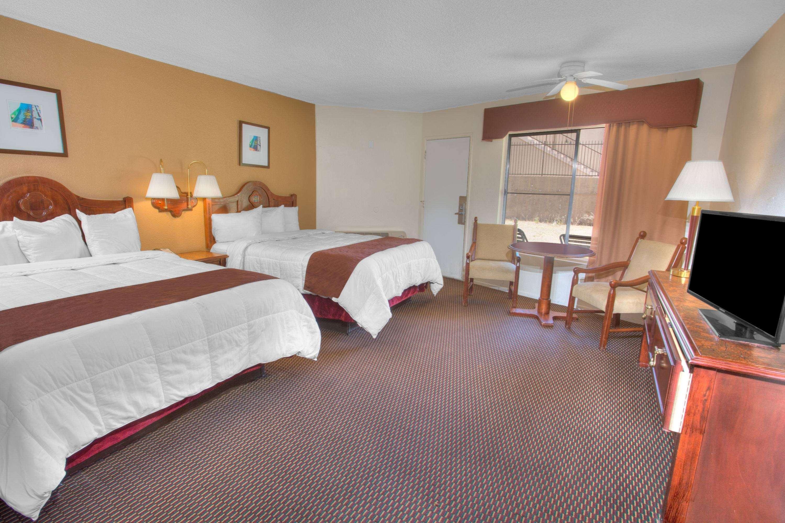 Travelodge Inn & Suites By Wyndham Yucca Valley/Joshua Tree Экстерьер фото