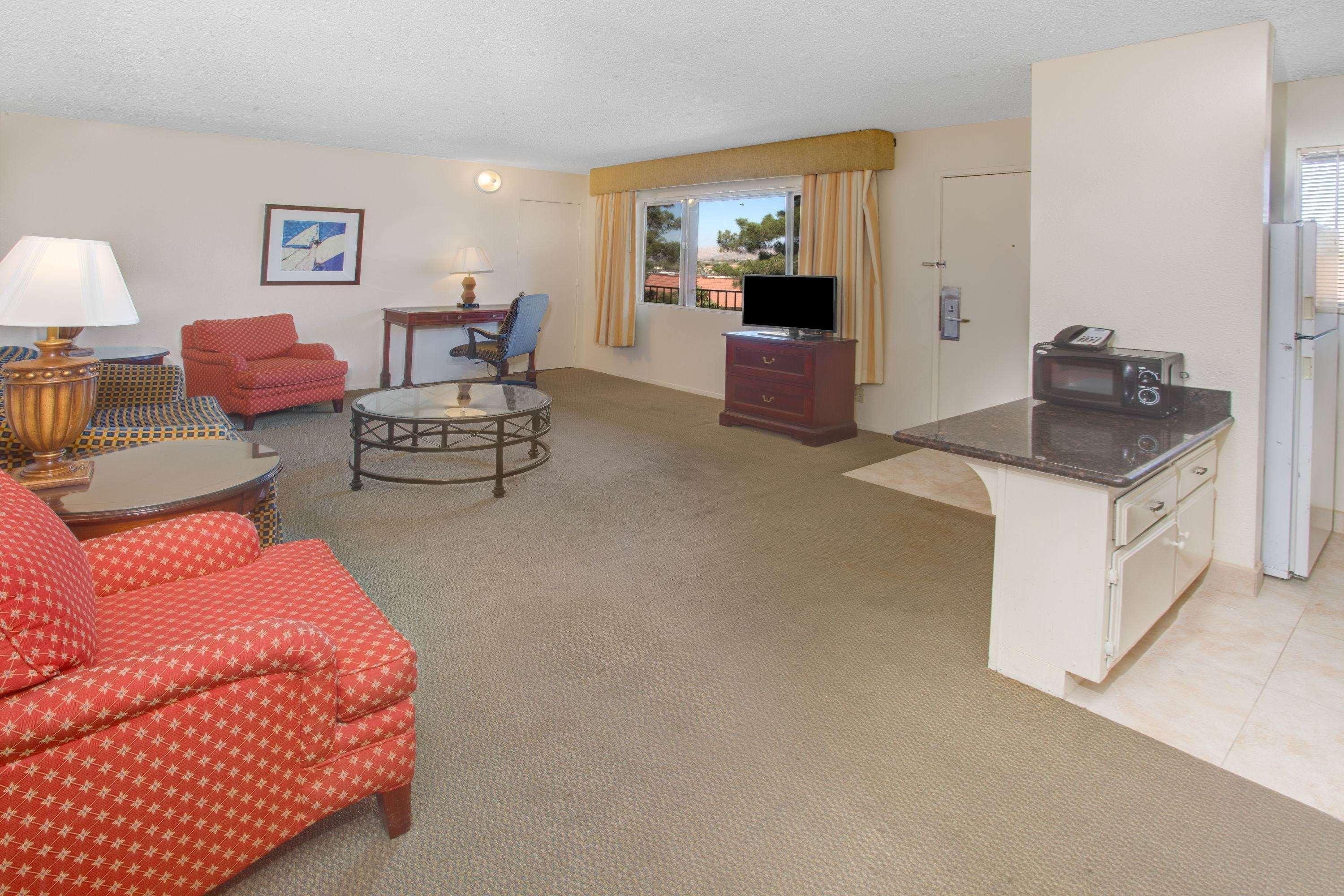 Travelodge Inn & Suites By Wyndham Yucca Valley/Joshua Tree Экстерьер фото